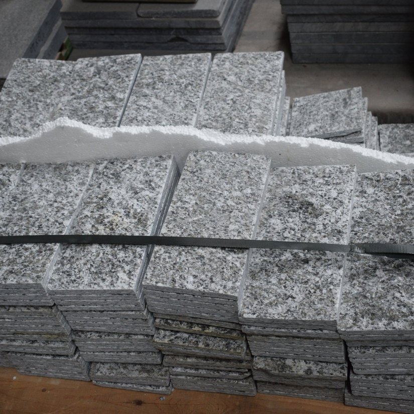 Simplon White Gneis - Verblender - Oberfläche bruchroh
Kanten gesägt

Insgesamt 154 Stück / 7.16 m2 verfügbar

30.- CHF pro m2 (inkl. MWST)
Abgeholt in Bern