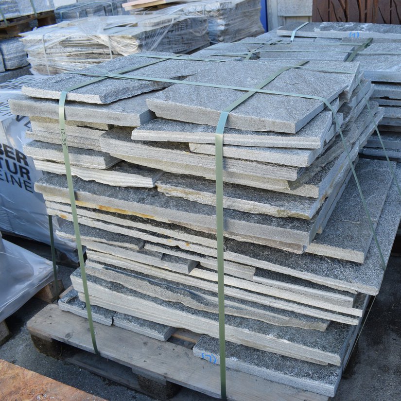 Maggia Gneis - Bodenplatten / Fräsabschnitte - Oberfläche bruchroh
Kanten gesägt, z.T. gebrochen
div. Grössen/Formate
ca. 2-6 cm dick
ca. 100 kg/m2

ca. 4 to verfügbar
200 CHF pro to (inkl. MWST)

muss in Bern abgeholt werden.