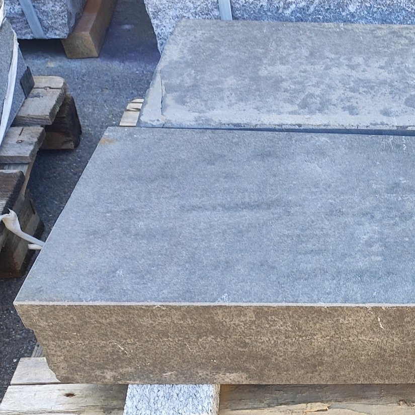 Basalt anthrazit  - Blockstufen - Oberfläche geflammt
Stirnkante + 2 Köpfe geflammt
Kanten + Ecken mit div. Beschädigungen (siehe Fotos)
100 x 35 x 15 cm

2 Stück verfügbar
30 CHF/Stück (inkl. MWST)

muss in Bern abgeholt werden