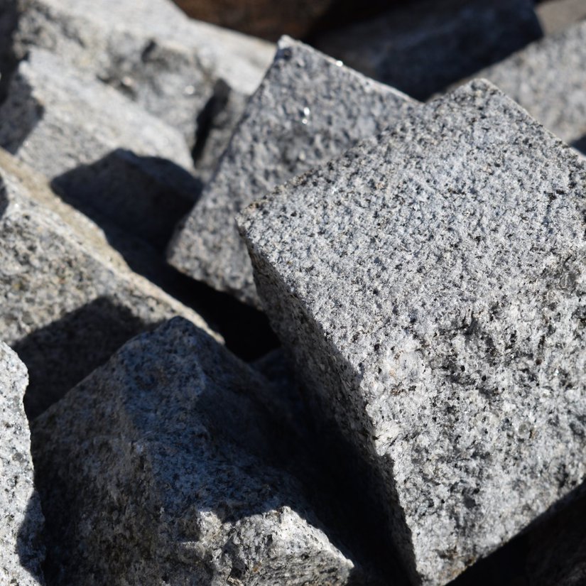 Granit hellgrau  - Pflastersteine - Oberfläche geflammt
Seiten gespalten

Typ 8/11
ca. 8-11 x 8-11 x 8-11 cm
1 to ergibt ca. 4.5 - 5 m2

ca. 5.5 to verfügbar
300 CHF pro to (inkl. MWST)

muss in Bern abgeholt werden.