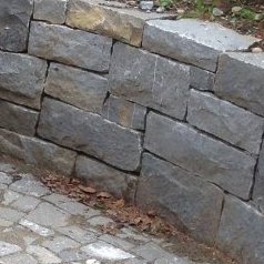 Guber Quarzsandstein - Mauersteine - Ansicht behauen, Kanten gespalten
Tiefe 15-20 cm