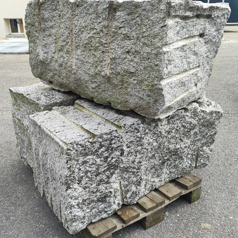 Cresciano Gneis - Quadersteine - allseitig gespalten
mit Bohrlöcher
ca. 50 x 50 x 100 cm
ca. 700 kg pro Stück

3 Stück verfügbar
100 CHF pro Stück (inkl. MWST)

muss in Bern abgeholt werden

