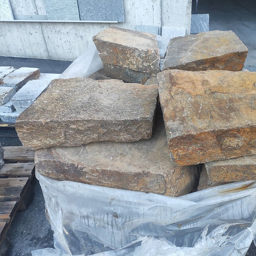 Porphyr Trento Rhyolit - Mauersteine roh - roh gespalten
Höhe ca. 15-25 cm, Tiefe ca. 15-50 cm

ca. 1.25 to verfügbar
140 CHF/to (inkl. MWST)

muss in Bern abgeholt werden

