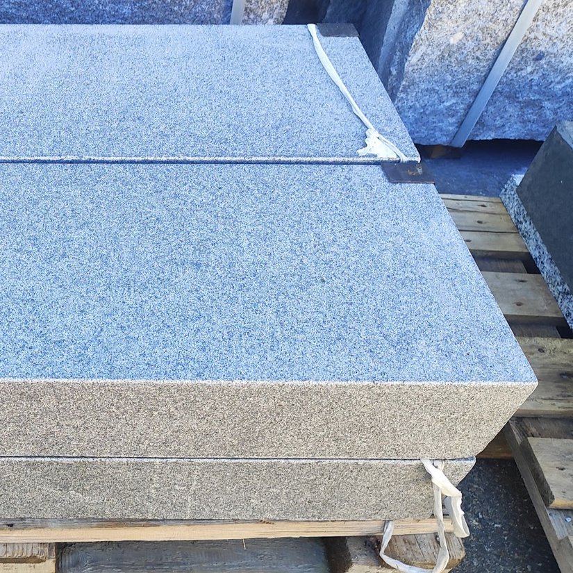 Padang dunkel Granit/Diorit - Blockstufen - Oberfläche geflammt
Stirnkante + 2 Köpfe geflammt
100 x 35 x 15 cm

14 Stück verfügbar
100 CHF/Stück (inkl. MWST)

muss in Bern abgeholt werden
