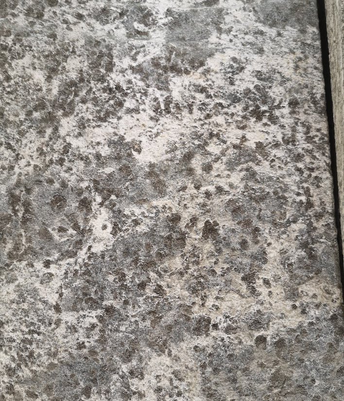 Beola Scura Gneis - Bodenplatten - Bodenplatten
Oberfläche kugelgestrahlt
Kanten gesägt
Breite 30 cm, Längen frei, Dicke 3 cm

ca. 14 m2 verfügbar
60 CHF pro m2 (inkl. MWST)

muss in Bern abgeholt werden.